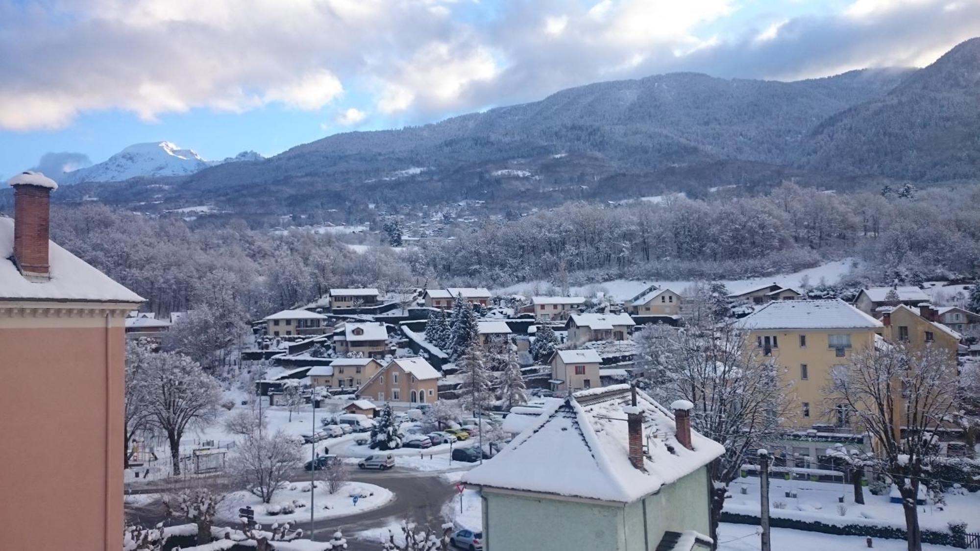 Le T2 Douillet D'Uriage - Residence Le Louvre - Cure Thermale Uriage- Proche Chamrousse - Jusqu'A 3 Personnes - Region Agreable En Toute Saison Vaulnaveys-le-Haut Exterior foto
